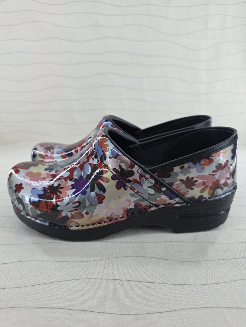 Dansko Womens Professional Patent Leather Boho Flower Clogs Sz 40 EU (9.5-10US) - Picture 2 of 12